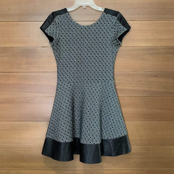 EUC Parker Nolan fit and flare dress with leather trim size L - Picture 3 of 5